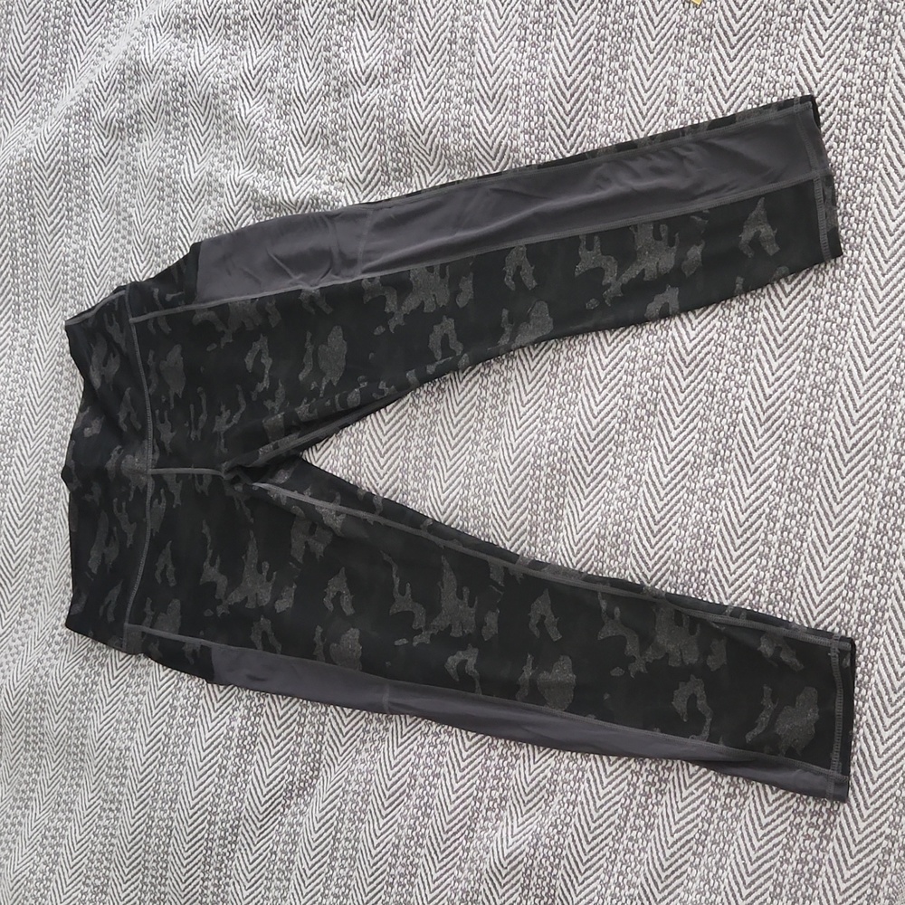 ✨️ Fabletics | Dark camo powerhold leggings